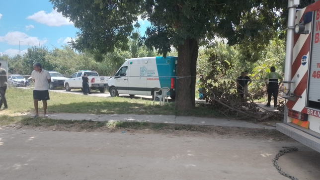 un joven aparecio muerto cerca de un canal en berisso e investigan que ocurrio