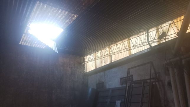 una mujer piso una chapa equivocada, cayo del techo de un galpon y murio en el acto