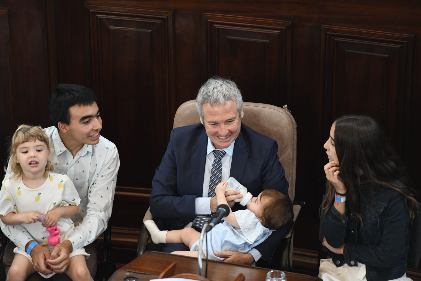 Guillermo Bardón dándole la mamadera a su hijo Guillermo Bardón dándole la mamadera a su hijo