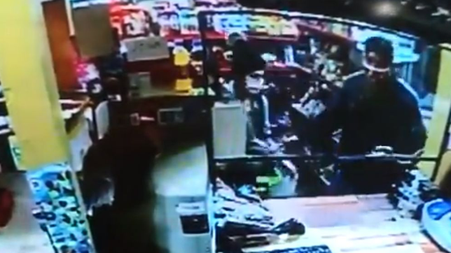 video: violento robo a punta de pistola en un autoservicio del centro de la plata