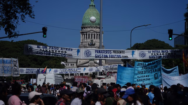 el gobierno minimizo el paro general de la cgt y acuso a los gremios de ser el pasado que nadie quiere