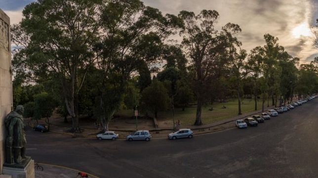 hallaron a un joven muerto en el paseo del bosque e investigan un dudoso ?accidente?