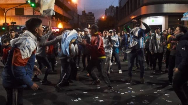 estaban festejando en 7 y 50 el triunfo de la seleccion, le tiraron piedras a un policia y terminaron detenidos