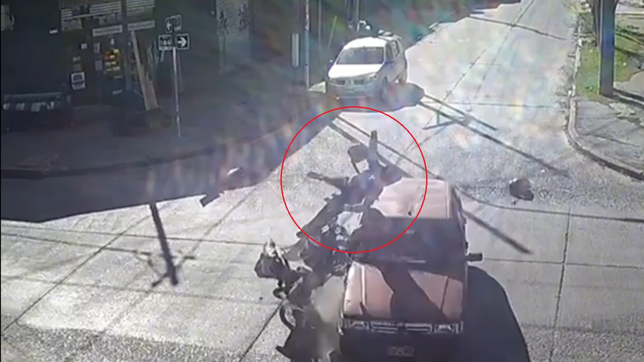 tremendo choque entre una moto y un auto en berisso termino con un herido grave