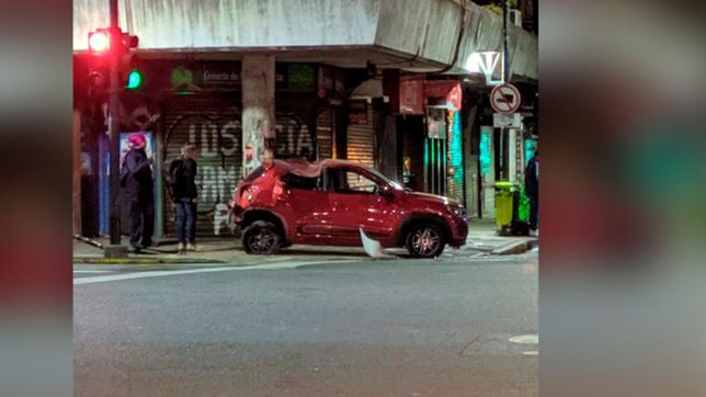 la plata: intento doblar a toda velocidad, volco y arranco el cartel indicador de 7 y 50