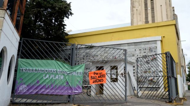 los trabajadores del cementerio de la plata retienen tareas y analizan un paro total