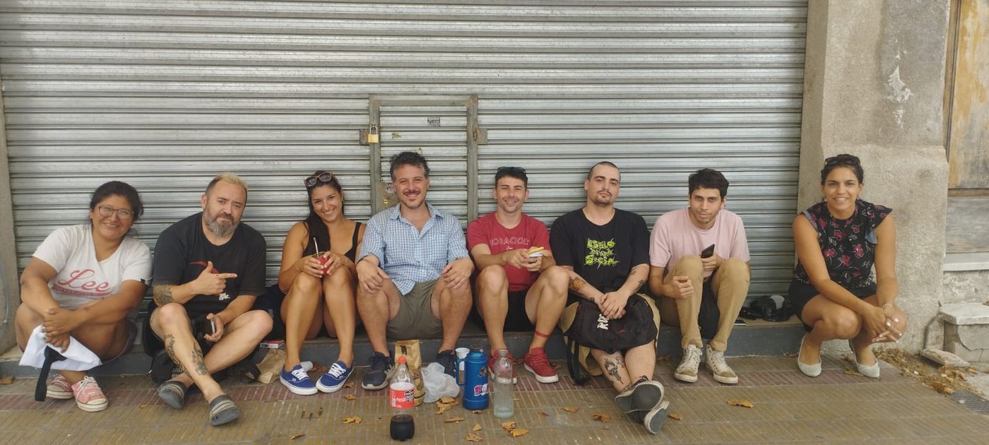 Los extrabajadores de Vinito que quieren reabrir el restaurante para recuperar sus fuentes laborales.