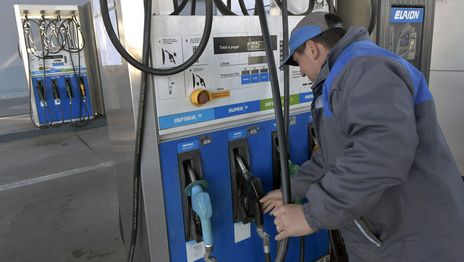 Bajaron los combustibles de YPF: ¿a cuánto estaban la nafta y el gasoil y cuánto cuestan a partir de ahora?