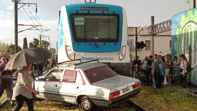 el tren roca embistio un auto que quedo sobre las vias y hay demoras hacia la plata