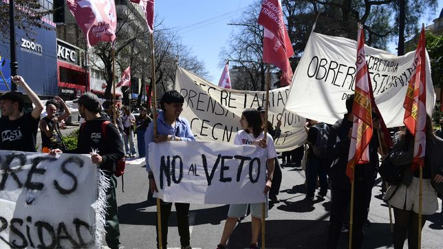 estudiantes de la unlp protestaron con una radio abierta en el centro de la plata