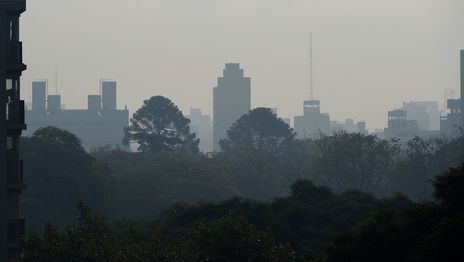 Vecinos de dos barrios de La Plata denuncian que no pudieron dormir por el humo generado en una cantera Vecinos de dos barrios de La Plata denuncian que no pudieron dormir por el humo generado en una cantera