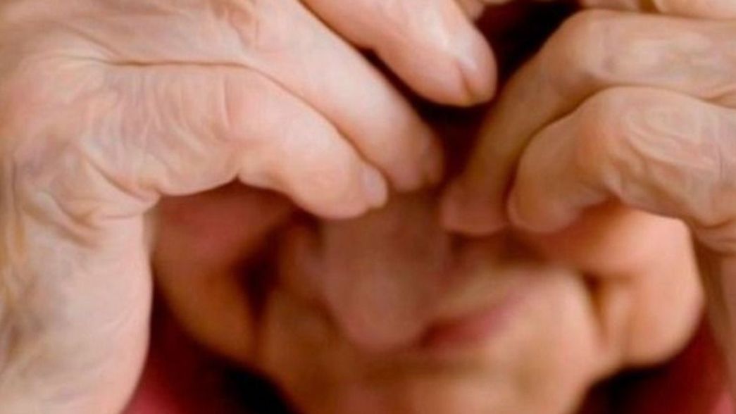 Engañaron a una abuela de 96 años con el cuento del tío, la maniataron y le robaron todo