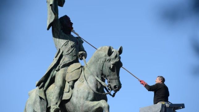 oxido, grafitis y robo de placas: restauraron el monumento de plaza san martin