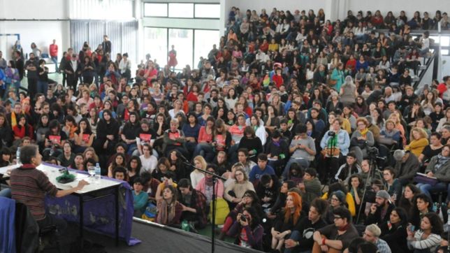 silvia federici sacudio el poli de la unlp: si no es feminista, no hay revolucion