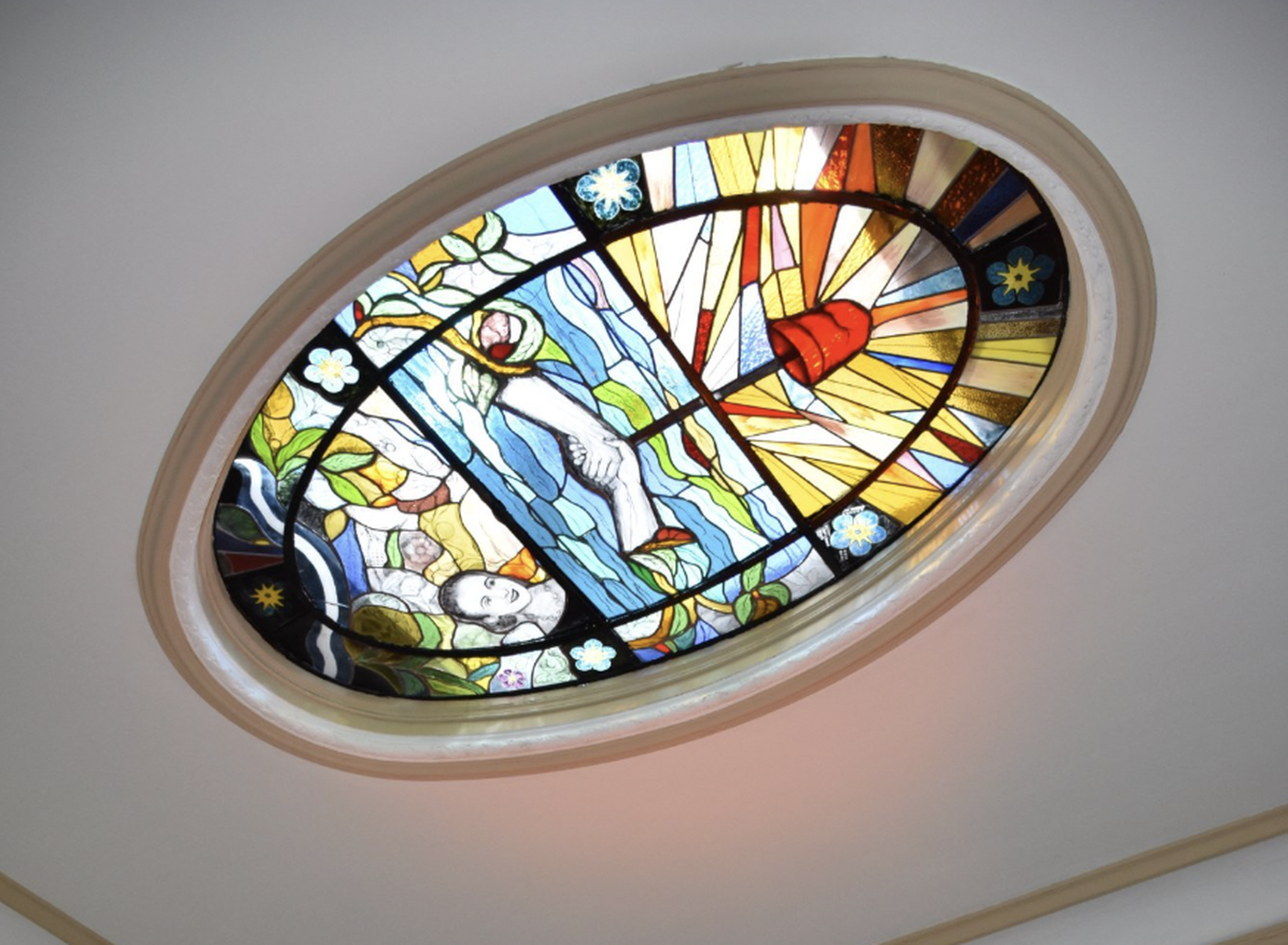 Impresionante vitral con motivos peronistas en uno de los salones del piso superior de la casona.