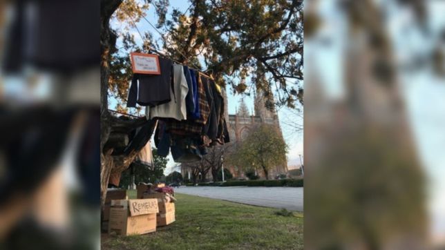 estudiantes de psicologia juntan ropa con un perchero solidario en plaza moreno