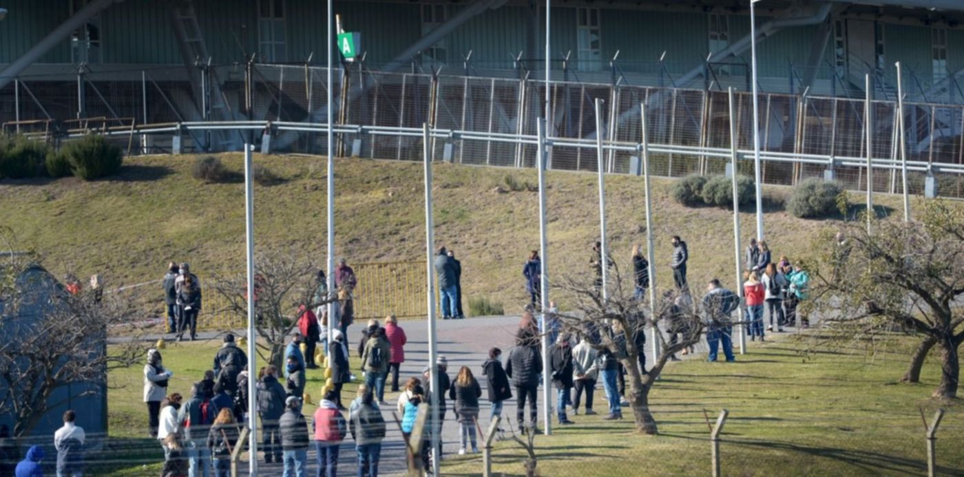 Filas Vacunación Vacunatorio Estadio Único