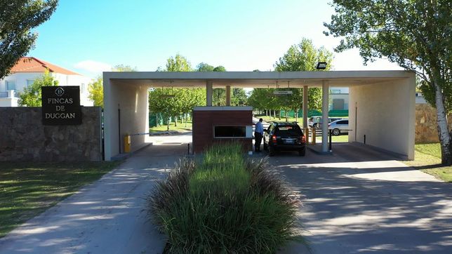 dos delincuentes robaron en casas de un barrio privado de la plata