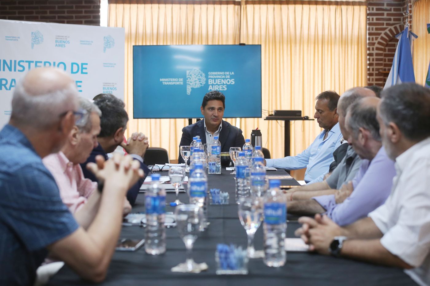 El ministro de Transporte provincial y los empresarios del sector mantuvieron un encuentro en La Plata. El ministro de Transporte provincial y los empresarios del sector mantuvieron un encuentro en La Plata.