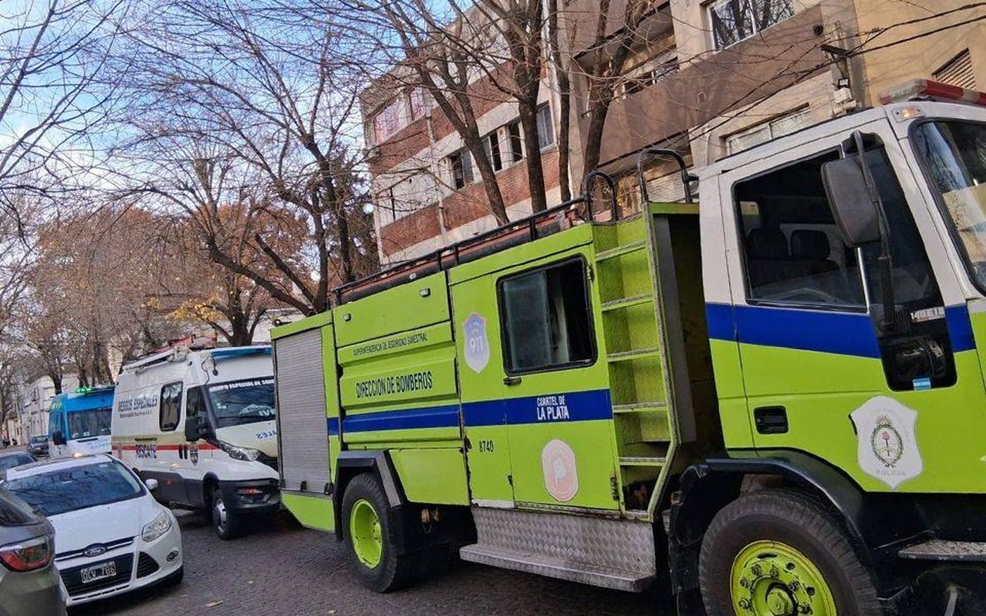 Un amplio operativo desplegado por bomberos y el SAME permitió rescatar a la mujer de La Plata