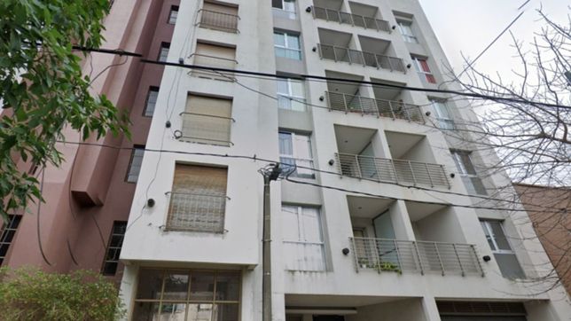 una joven cayo desde el balcon de un edificio mientras intentaba entrar a su departamento