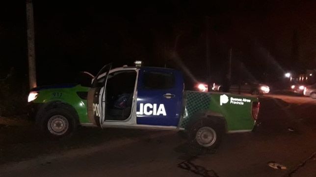 policias cortaban la calle por un accidente y les chocaron el patrullero