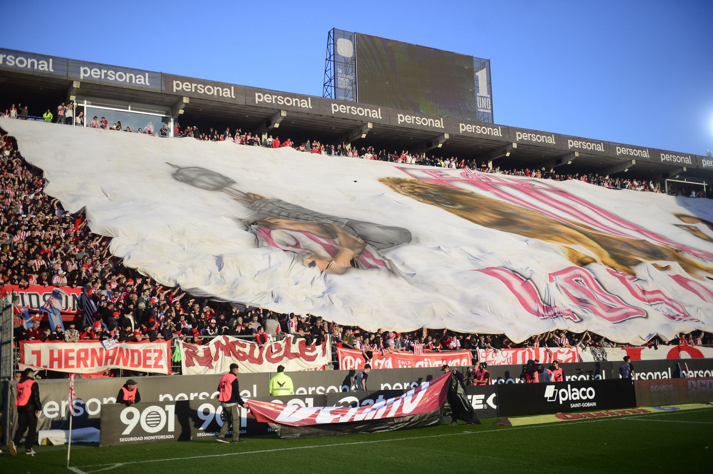 Estudiantes Independiente telón hinchada UNO