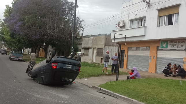 un auto quiso esquivar a un ciclista, mordio el cordon y volco en la plata