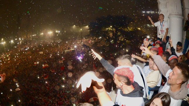 todas las fotos de los festejos de estudiantes en plaza moreno