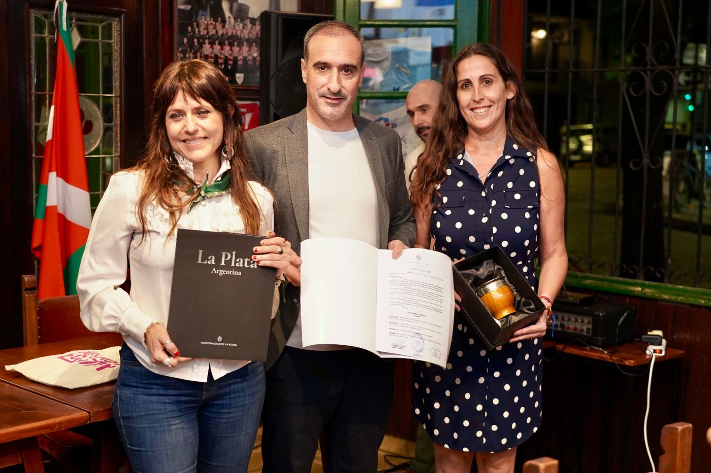 La actriz de La Casa de Papel, Itziar Ituño, fue reconocida en el Centro Vasco Euzko Etxea La Plata.    