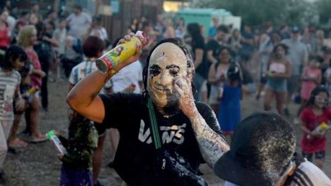 la primera jornada de carnaval se vivio a pleno en el galpon de las artes de meridiano v