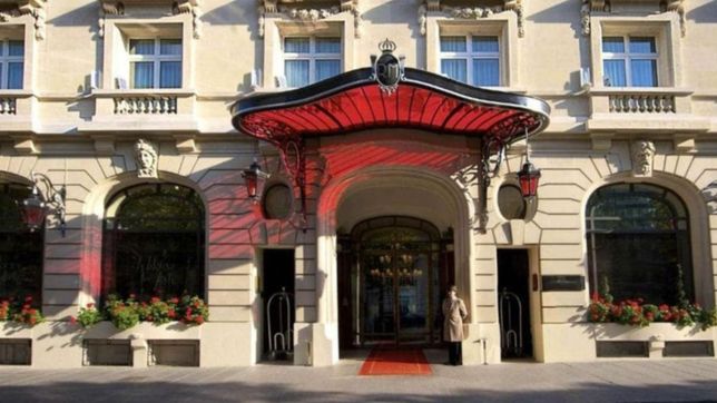 ¿que lujos tiene y cuanto cuesta una noche en el hotel donde vivira messi en paris?