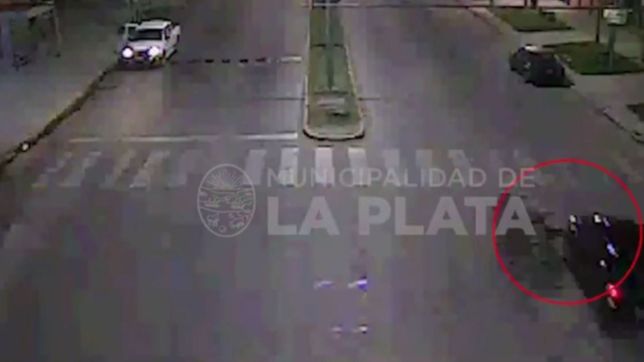 video: choco a una moto y huyo, pero volvio para ayudar a las victimas