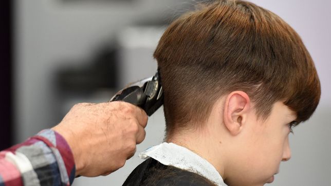 una vecina platense ofrece cortar el pelo gratis a chicos de bajos recursos