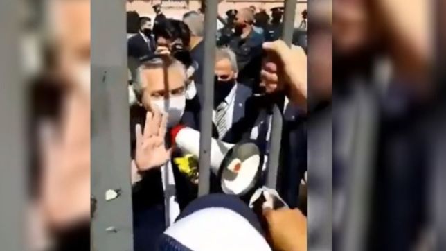video: alberto fernandez intento calmar a los fanaticos de maradona en casa rosada