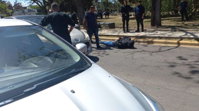 tension en pleno centro de city bell por una persecucion con detenidos frente a un banco