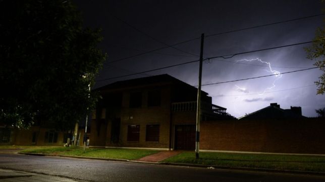 alerta amarillo por tormentas: asi espera la plata la llegada de santa rosa