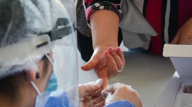 la provincia realiza tests serologicos en la estacion de trenes de la plata
