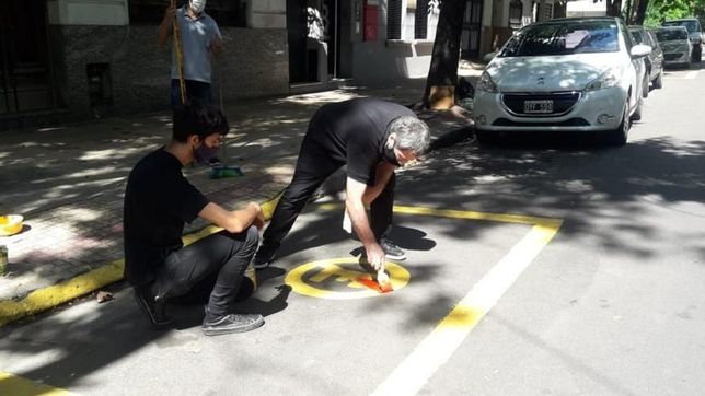 taxistas de la plata pintan la entrada a los garajes para que no estacionen en el frente
