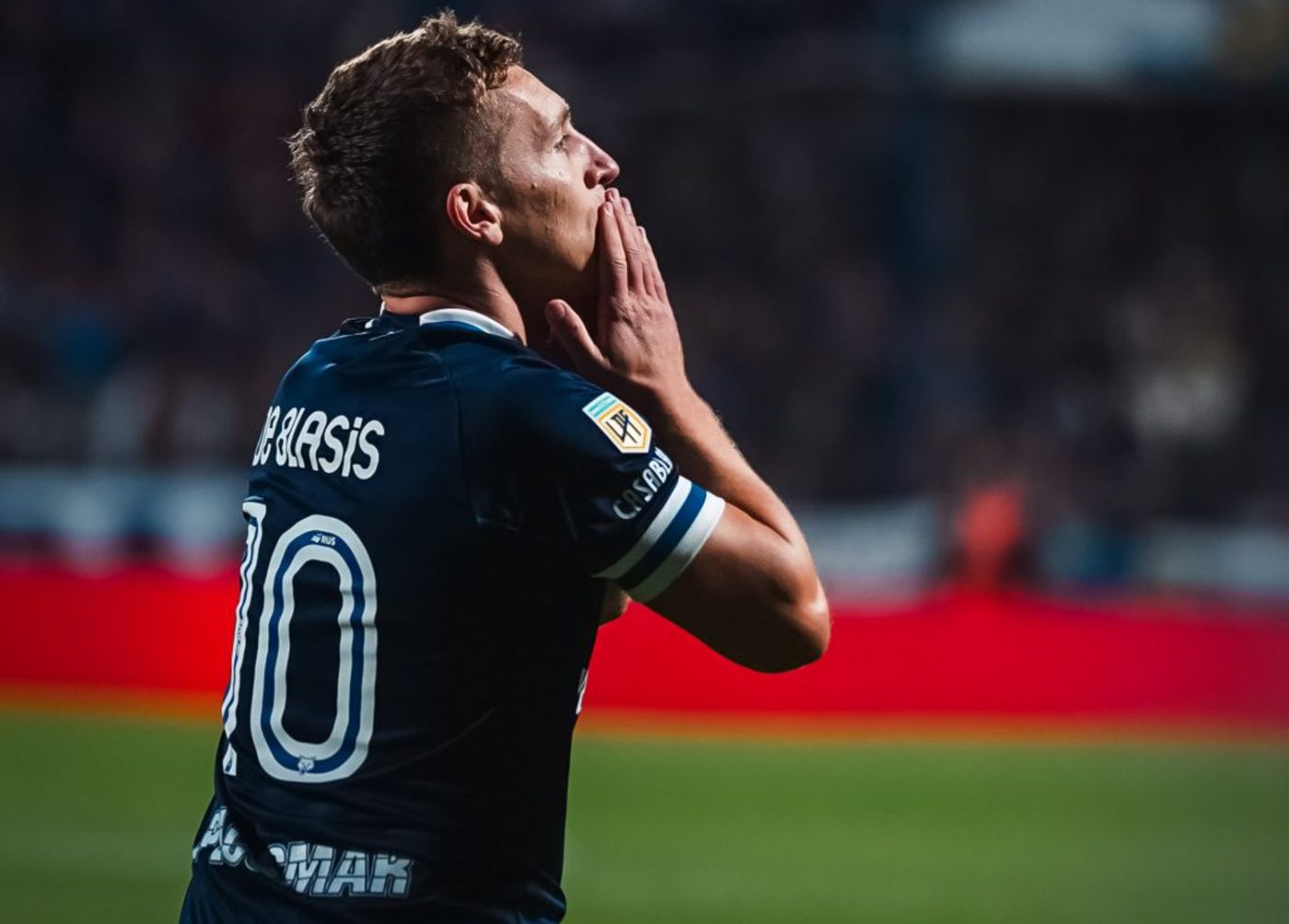 Gimnasia Argentinos Juniors De Blasis Beso gol.jpg