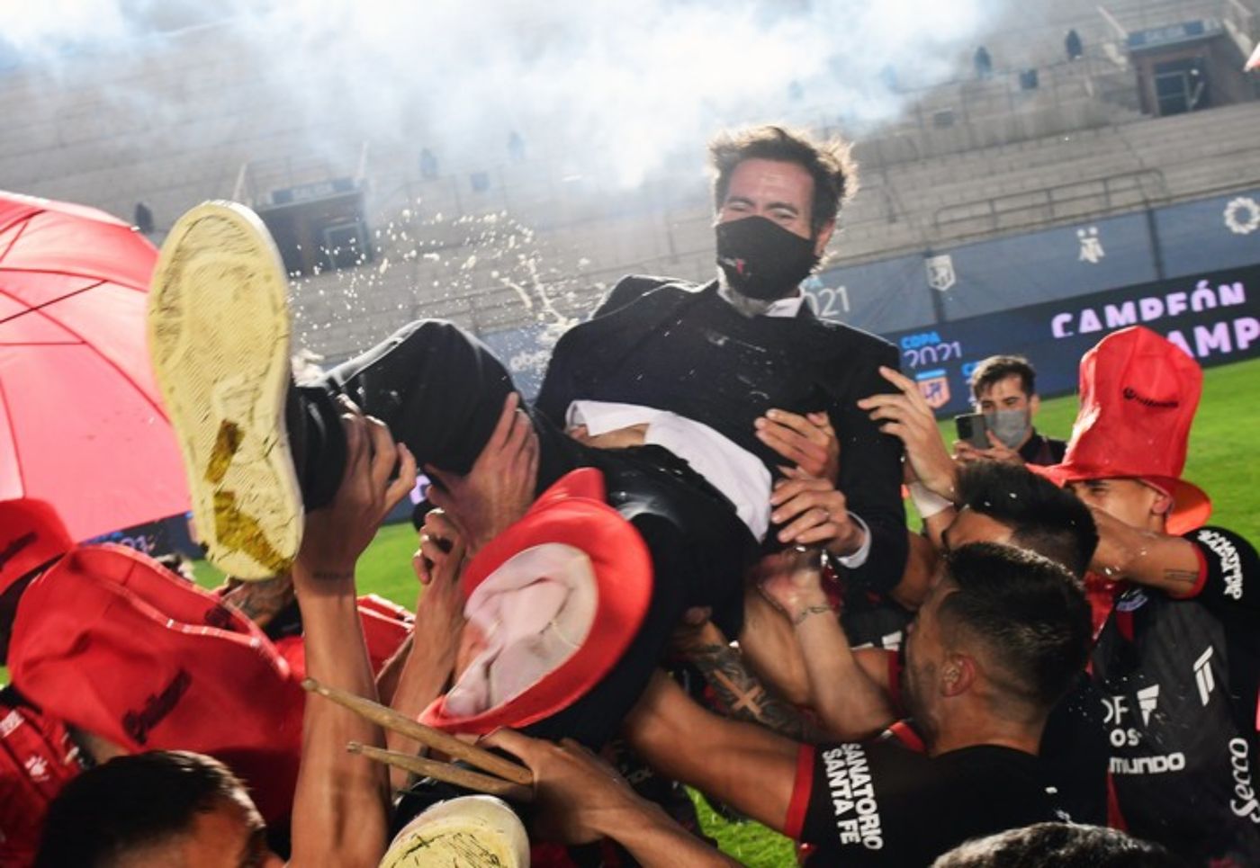 Eduardo Domínguez campeón Colón.jpg