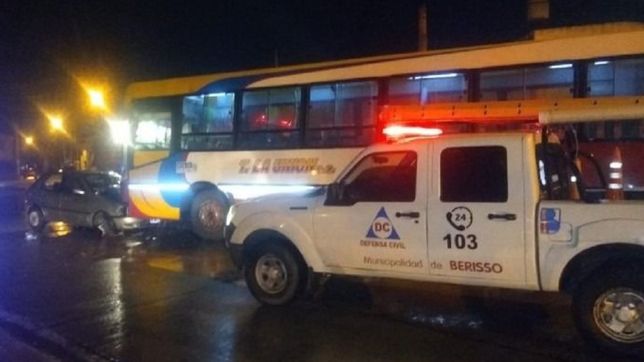 espectacular accidente en berisso: choco de frente contra un micro y esta grave