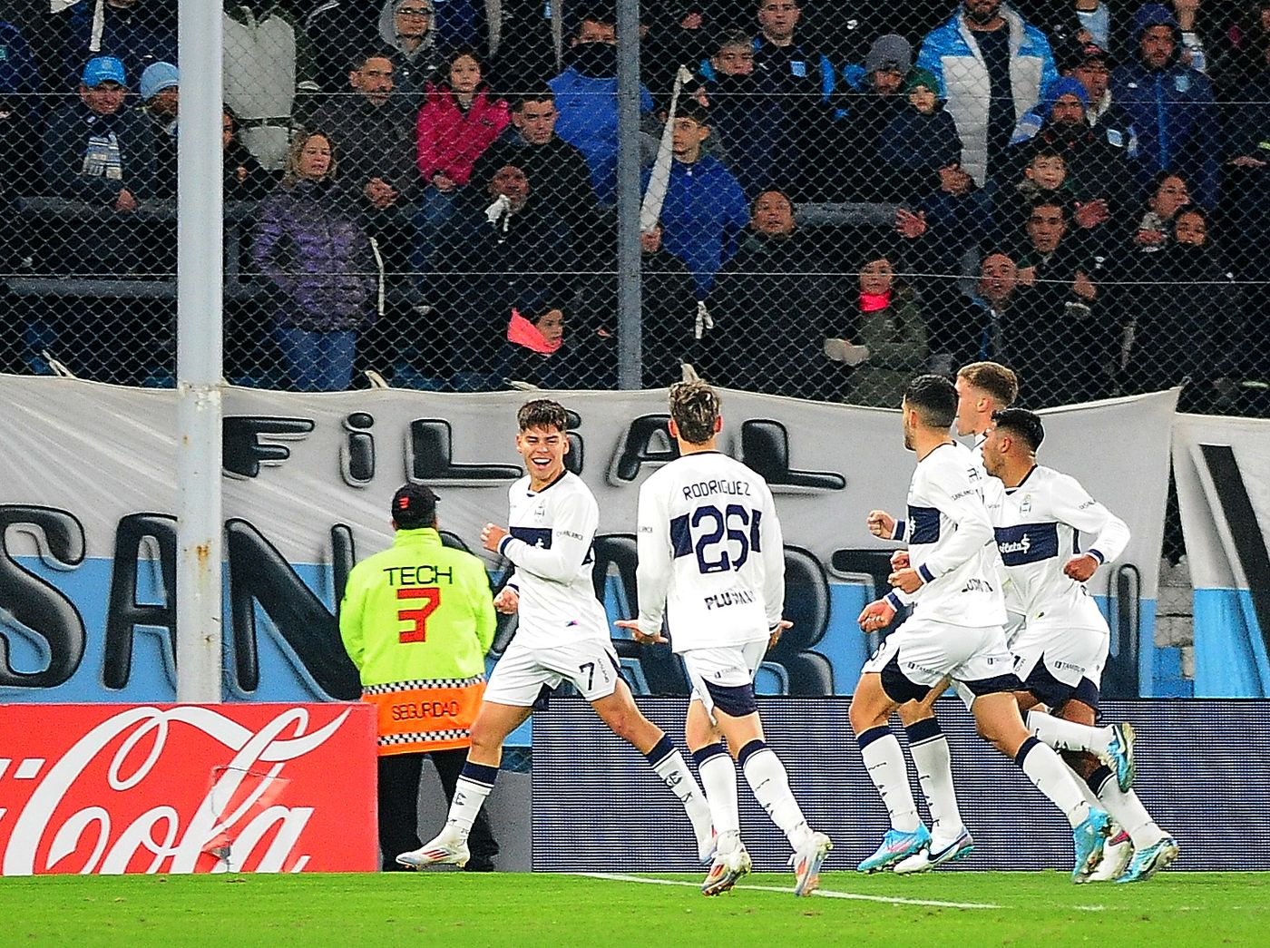 Gimnasia Racing festejo Domínguez gol.JPG