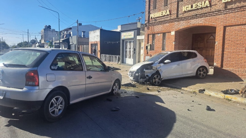 Se durmió manejando, chocó tres autos estacionados y no causó una tragedia de milagro