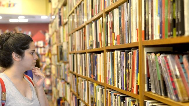 trabaja en una libreria del centro de  la plata y les lee a chicos en situacion de calle