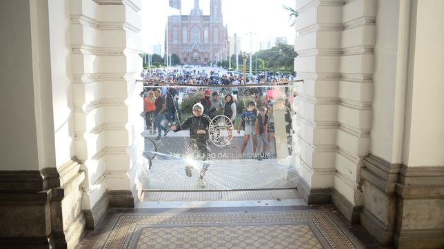 hubo graves incidentes frente a la municipalidad de la plata en medio de la marcha por kim gomez
