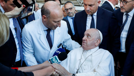 Tenía los ojos abiertos, pero no respondía: el médico del papa Francisco reveló cómo fue su muerte
