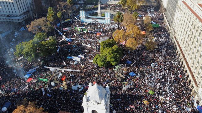 la multitud desconcentro plaza de mayo despues del mensaje de cristina kirchner