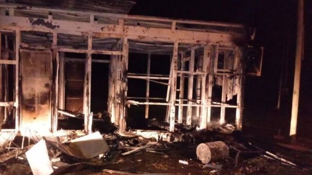 estaban sin luz por el temporal, explotaron contra edelap e incendiaron un puesto policial en ensenada