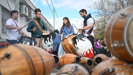 La comparsa Del Oeste Candombe festeja sus 4 años de vida en La Plata con una gran fiesta